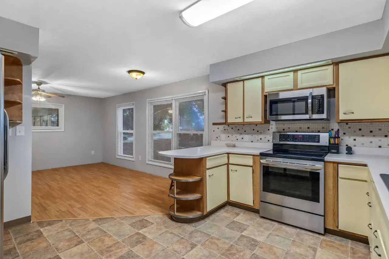 Luxry 3 Bed 2 Bath 1,462 sqft 0.69 acre lot