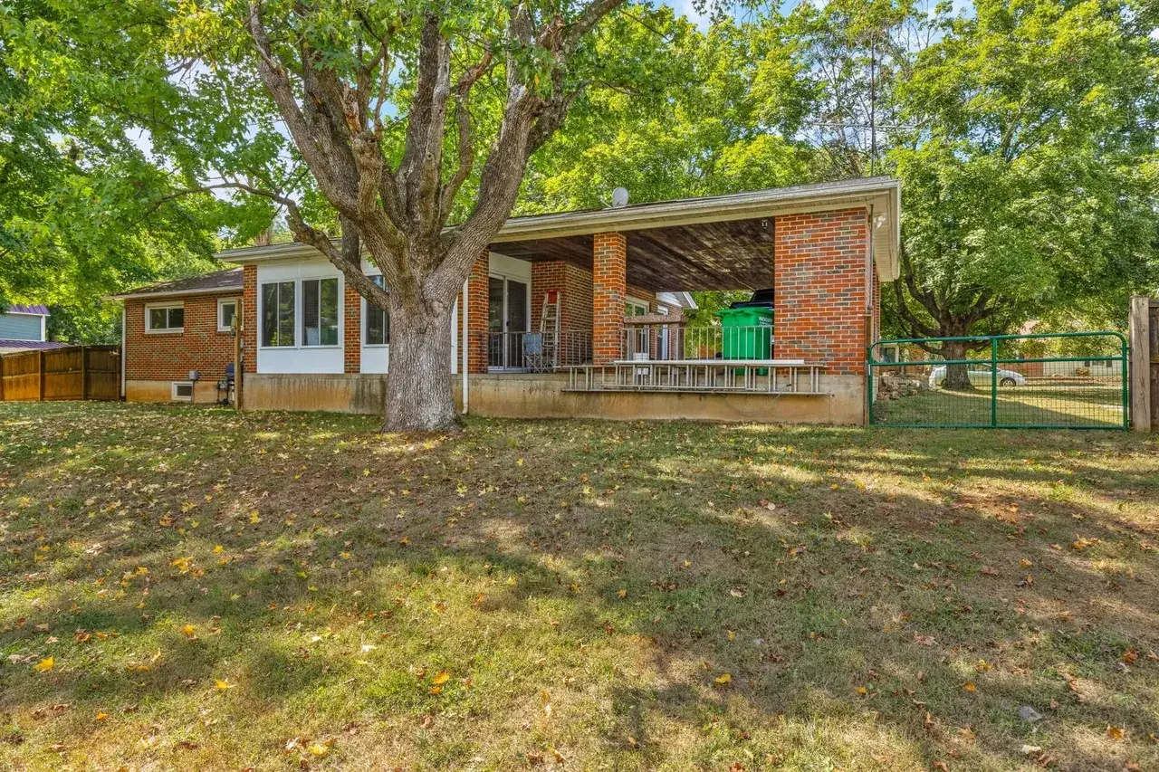 Luxry 3 Bed 2 Bath 1,462 sqft 0.69 acre lot